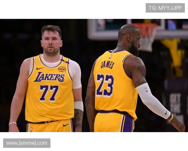 夏季联赛精彩对决湖人队与国王队的激烈较量引发球迷热议